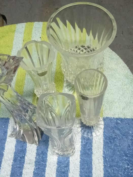 Cinco pratos o grande é de porcelana e cinco peças de vidro