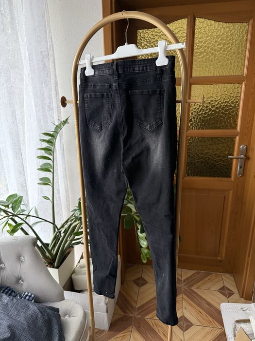 czarne jeansy z dziurami