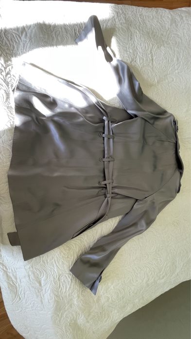 Плащ тренч серебристого серого цвета BGN