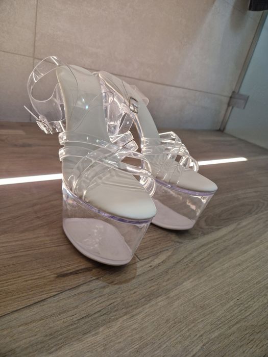 Sandałki na platformie + pistolet fo masażu