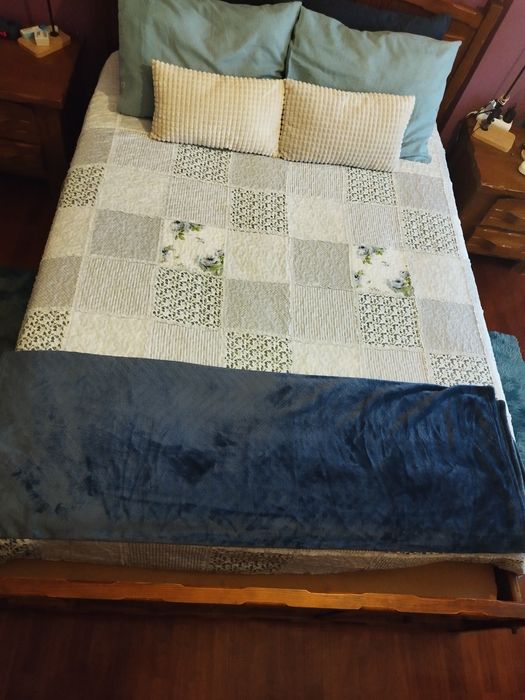 Cama de casal com mesas de cabeceira