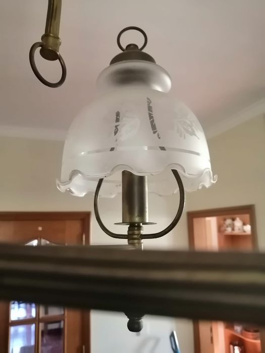 Candeeiro suspenso de latão com 6 abajour de vidro