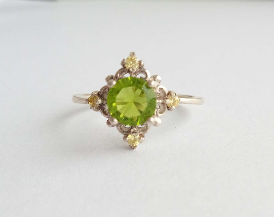 Кільце каблучка з каменями. Срібло 925 проба. Розмір 19,5