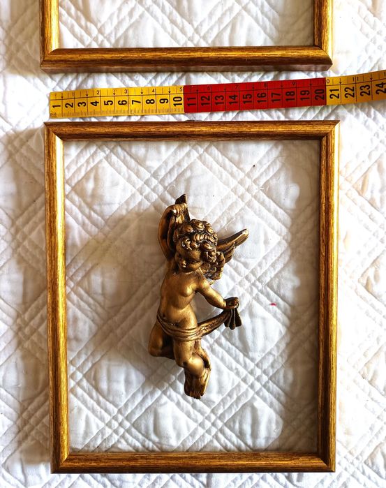 Par de quadros decorativos com Anjos dourados.