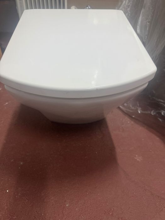 Miska WC biała z opuszczaną klapą Roca