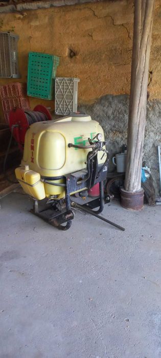 Vendo pulverizador da marca Tomix (300l) com enrolador e pistola