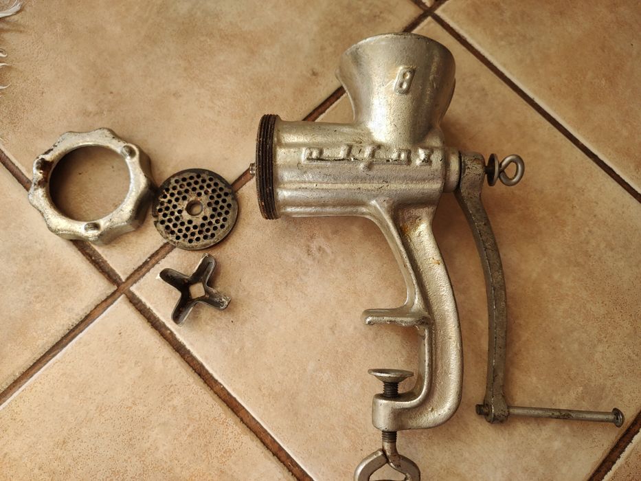 Stara maszynka do mielenia mięsa firmy Alfa 8