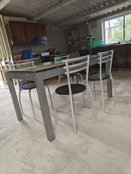 Vendo Mesa e 4 Cadeiras
