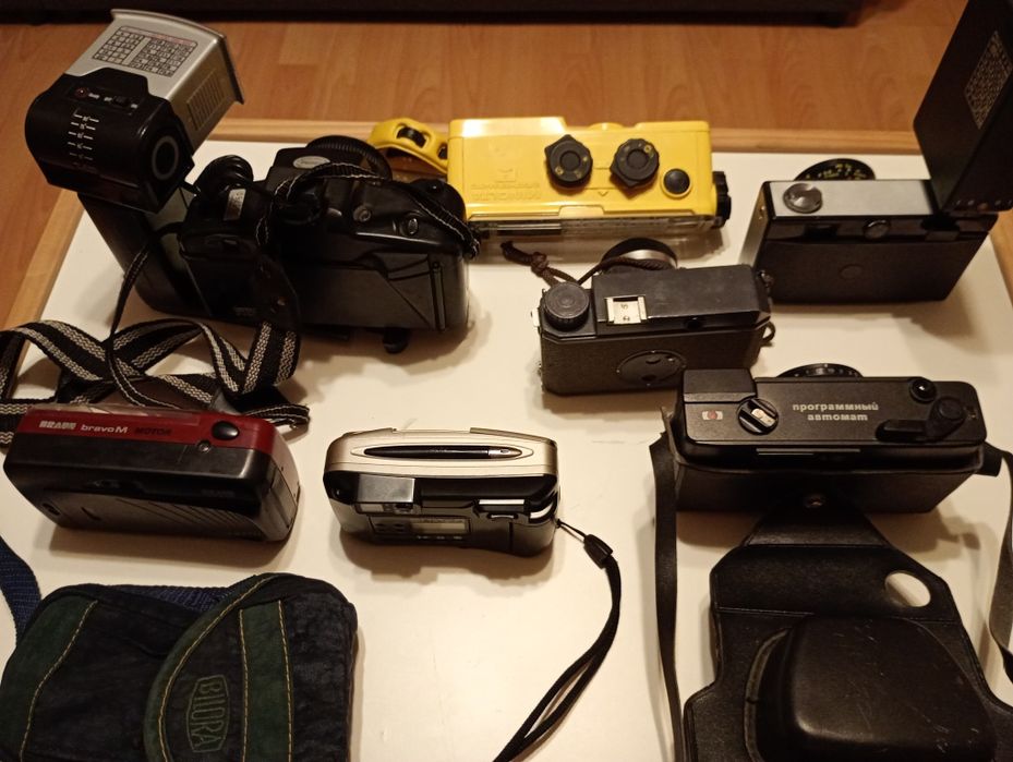 Zestaw aparatów analogowych.