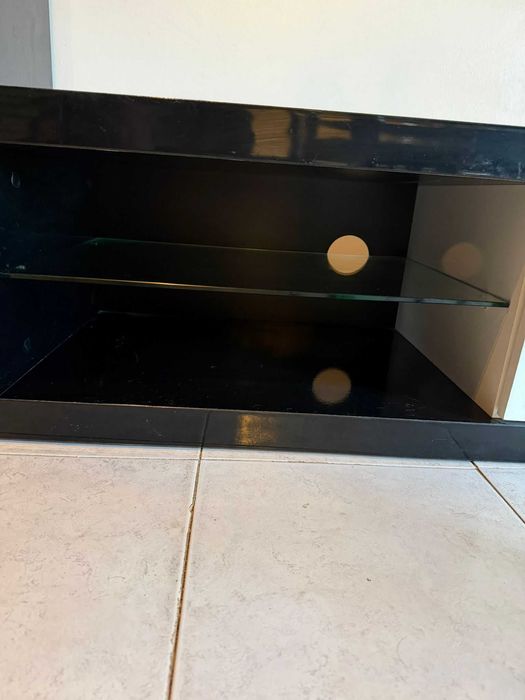 Mesa de TV com prateleiras em vidro
