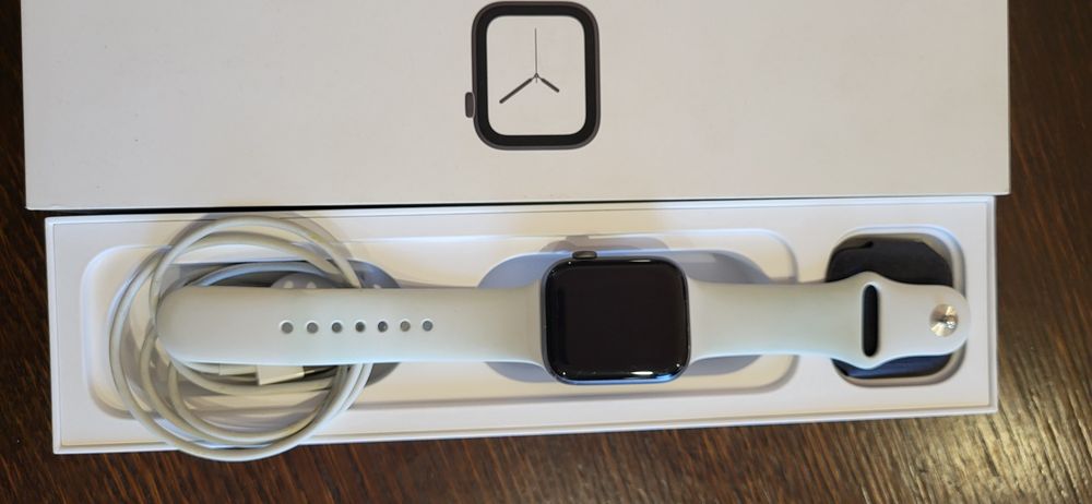 Watch Series 4 44 mm. 2000 гр