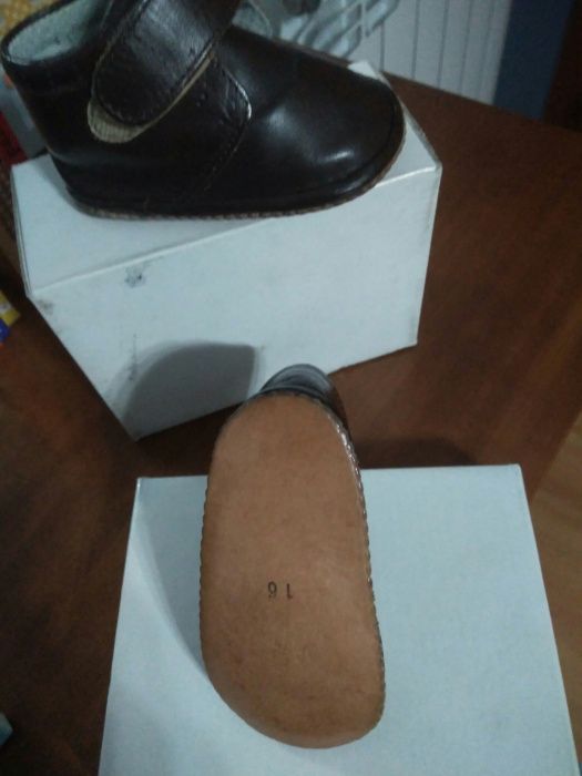 Botas de bebê em pele