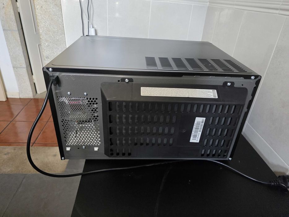 Forno de boas dimensões e Micro-Ondas LG MH 7265 DPS