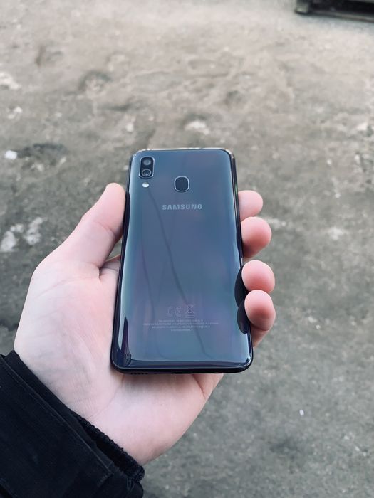 Продам Samsung a40 4/64 в идеальном состоянии