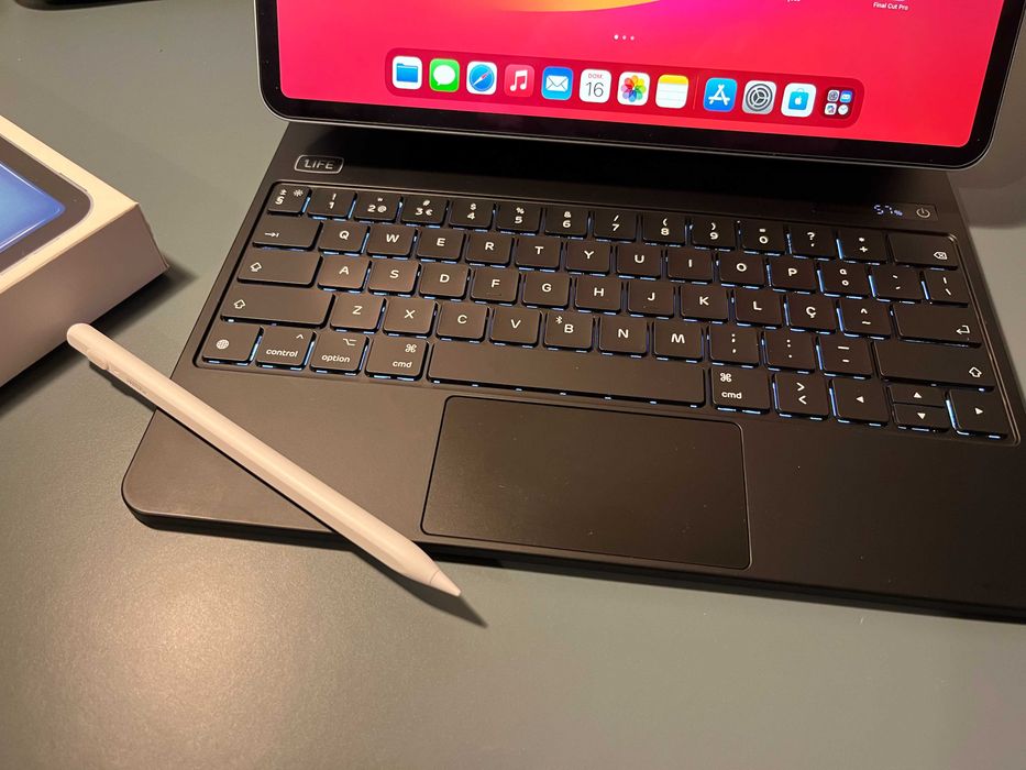 iPad Air 13 M2, com teclado, caneta e vários acessórios - Como novo