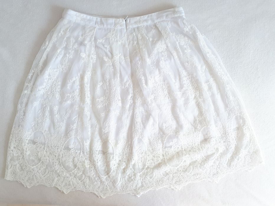 Koronkowa spódniczka