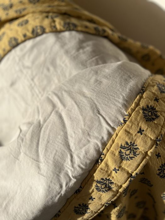 Vendo colcha com 2,35  L e 2,50c acolchoada.