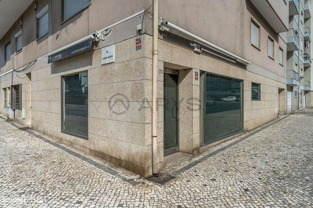 Excelente loja com 90 m² de área bruta, localizada em São Vitor, um...