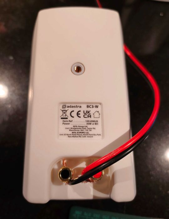 Par de colunas de 2 vias, brancas, 30W a 60W e 8 Ohms, a estrear