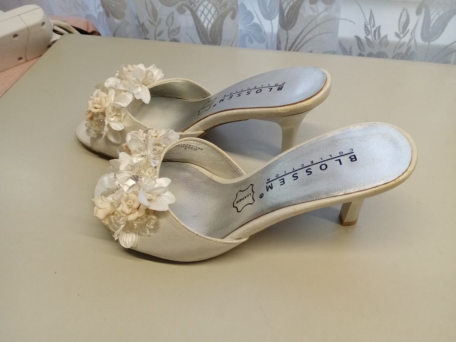 Туфлі, босоніжки