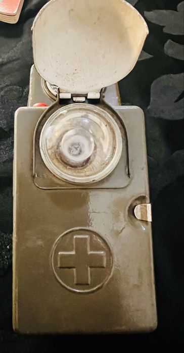 Duas lanternas antigas do exército suíço