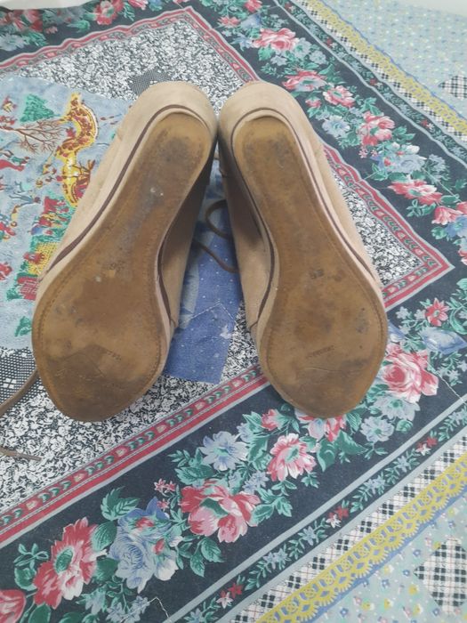 Botins bejes de camurça de cunha da bershka