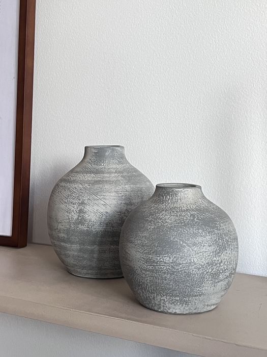 Um par de jarras cinzentas com efeito de cimento