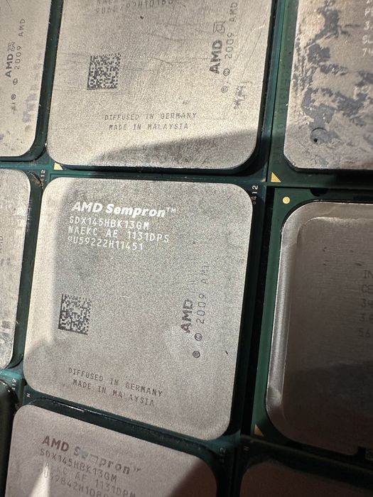 Zestaw procesorów AMD sempron i intel
