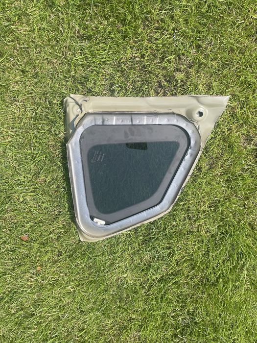 Nissan Rogue форточка