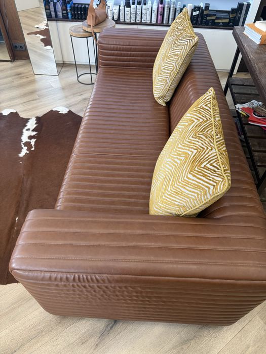 Sofá em pele genuína – Castanho caramelo – Design moderno