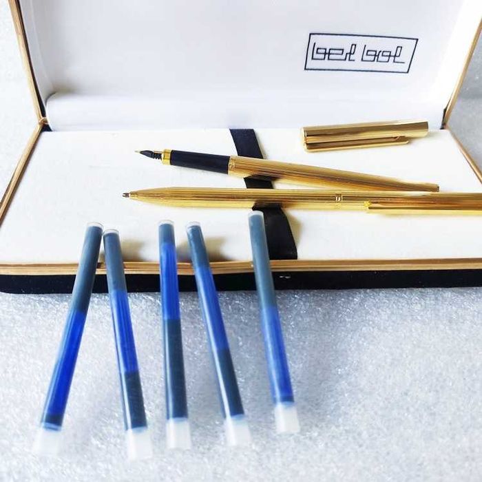 Estojo em veludo preto com Esferográfica e Aparo com 5 tubos tinta