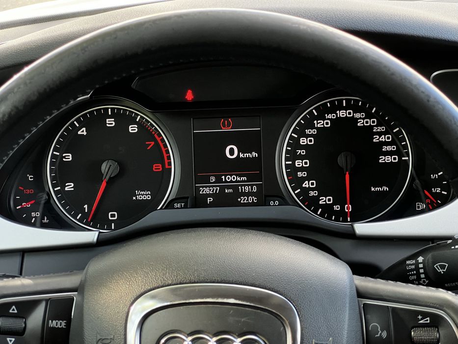 Audi A4b8 2011 рік 1.8 бензин