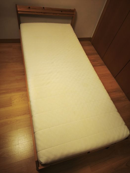 Cama individual com estrado e colchão