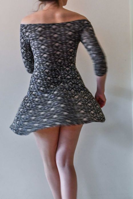 Szara obcisła sukienka mini w kwiatki