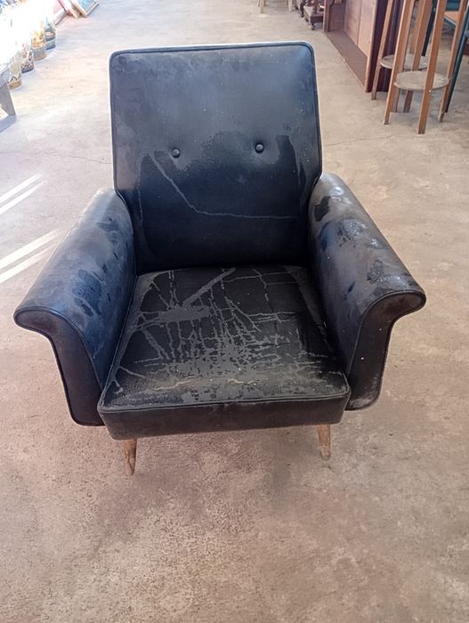 Vendo este sofá muito bonito bom estado