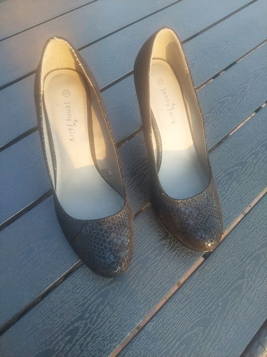 Czarne eleganckie szpilki