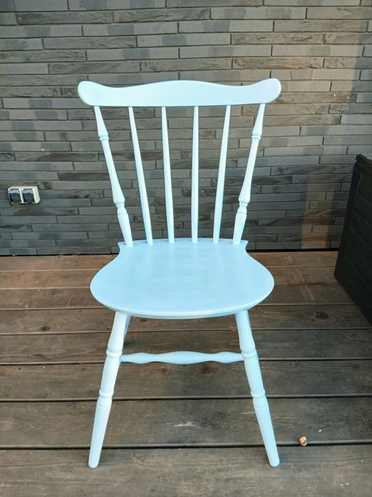 Stare odnowione krzesła, czerwone i niebieskie