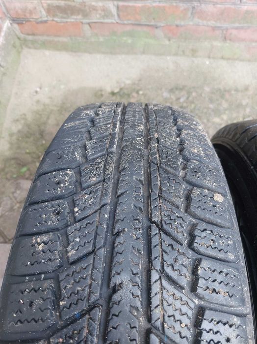 Зимова резина 205 70 R 15