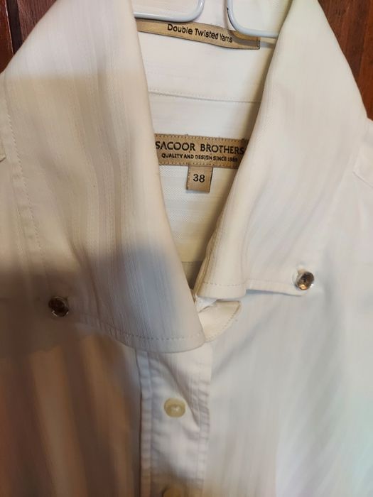 Camisa feminina da Sacoor branca com botões brilhantes