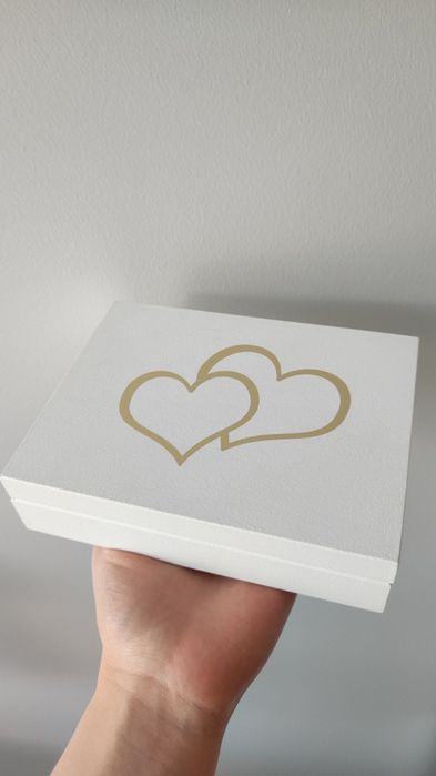 Ozdobne pudełko na obrączki biało-złote