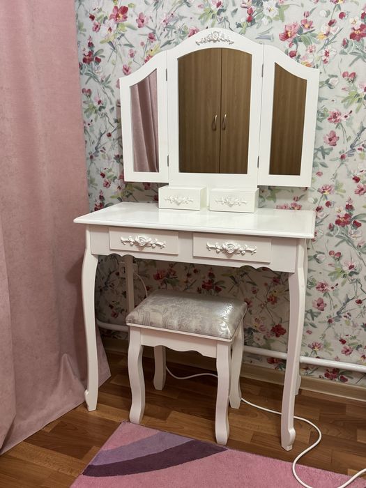 Столик для макіяжу з табуретом
