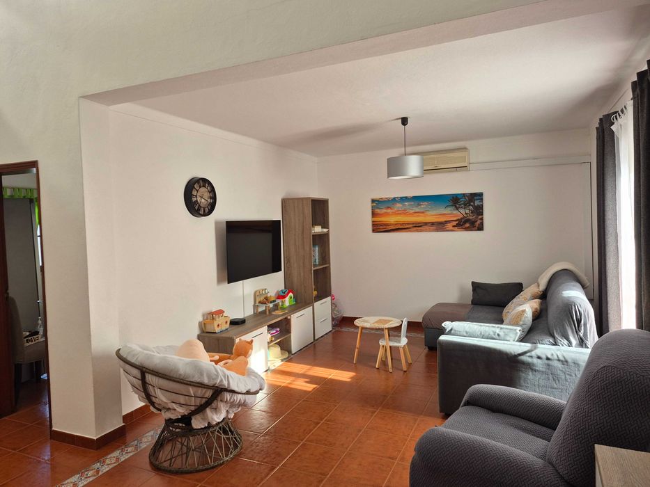 Vende-se moradia T4 com quintal e garagem