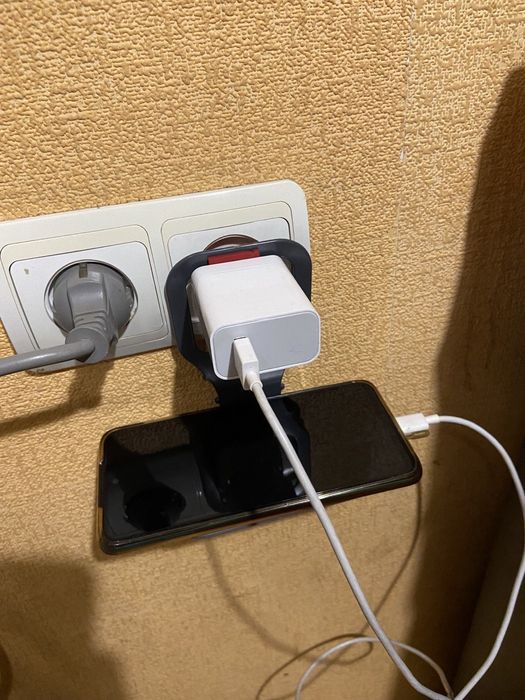 Тримач для телефону на зарядці