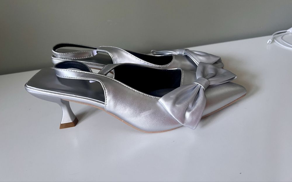 Nowe srebrne szpilki z kokardą na niskim obcasie rozmiar 37