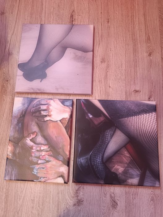 Trzy obrazy na ramie drewnianej