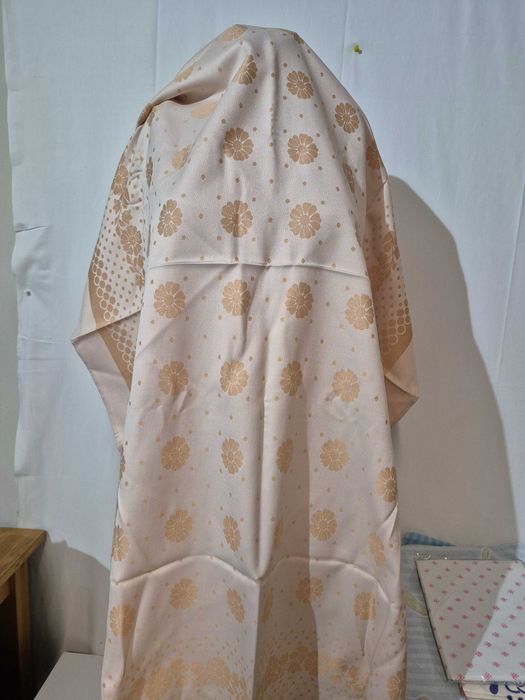 Obrus w kolorach beżu