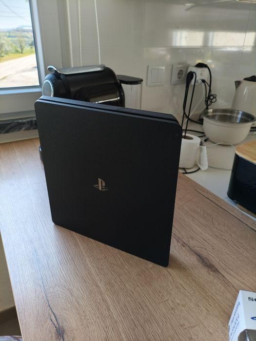 PlayStation 4 Slim 1TB com comando novo