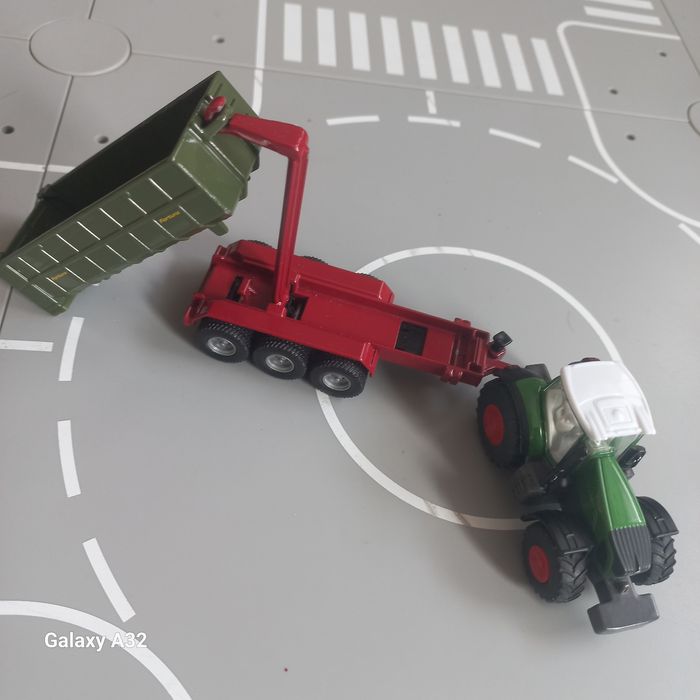 Siku traktory z maszyna Cena dot  kultywatora