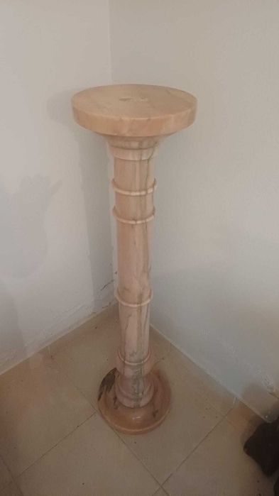 Coluna decorativa de mármore
