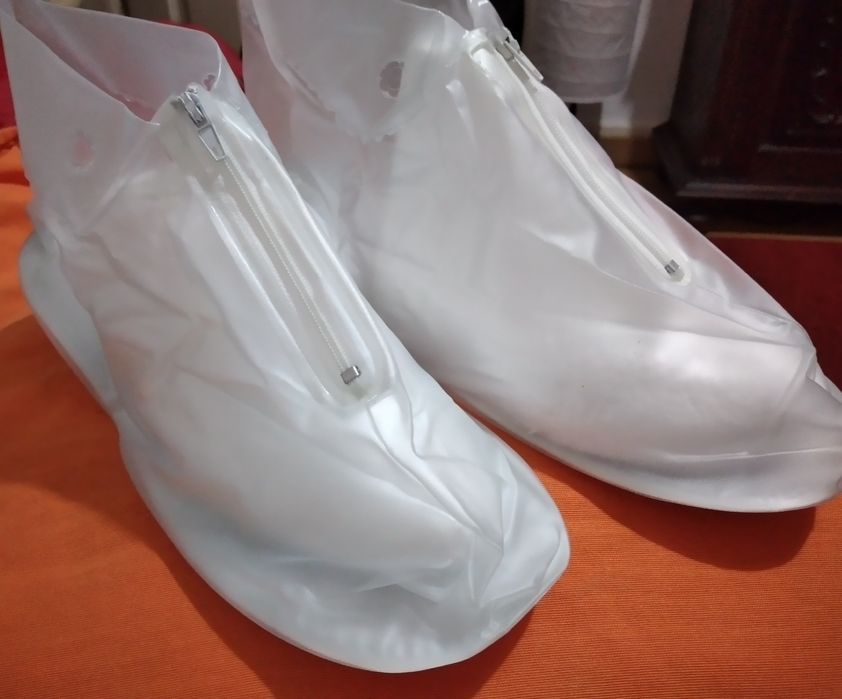 Sapatos de chuva novos